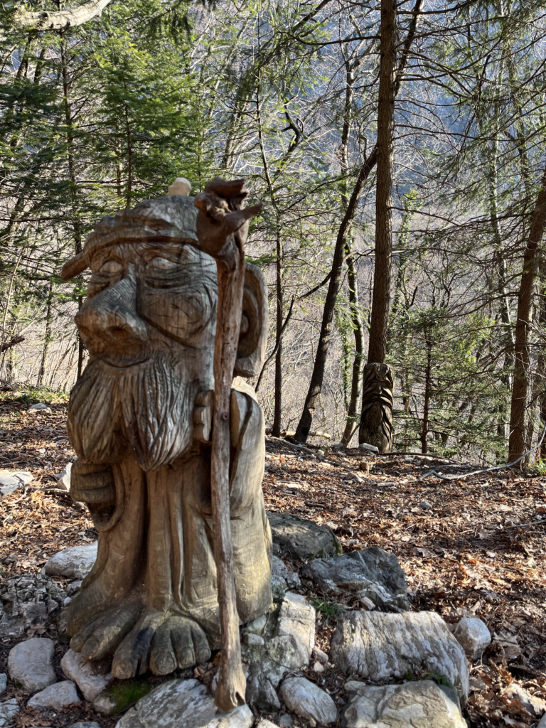 gnomo nel sentiero dello spirito del bosco